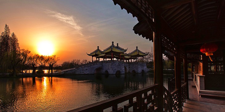 Закат над мостом в одном из лучших мест находящемся в Западном озере Живописного района города Янчжоу. 