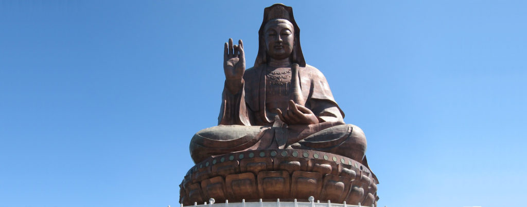 Статуя Богини Милосердия Гуань Инь. История происхождения белого чая и легенды о нём крепко связаны с этим божеством.