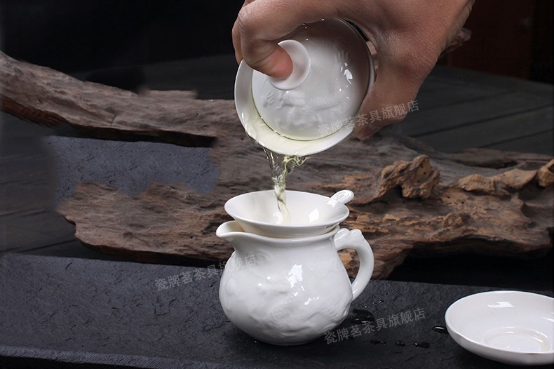 Через ситечко чай сливается в чахай или сливник (Чайный сервиз Белый дракон)