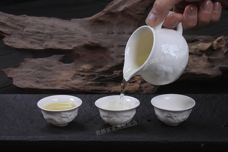 Чай разливается по пиалам равномерно при помощи сливника (Чайный сервиз Белый дракон)