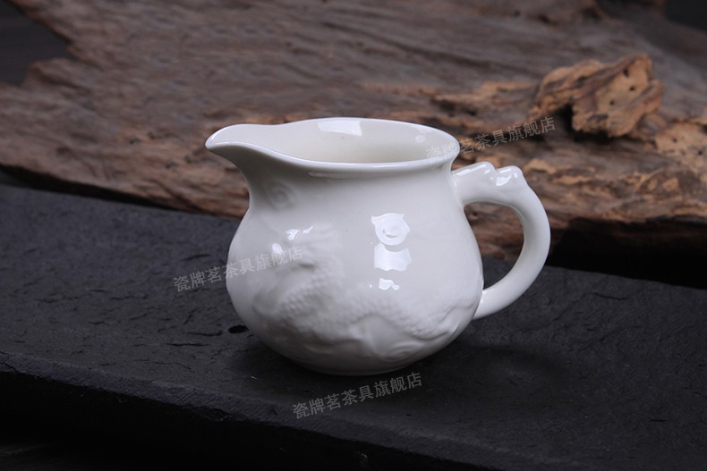 Чахай или сливник поможет разлить чай равномерно по пиалам (Чайный сервиз Белый дракон)