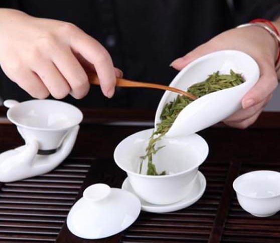 Насыпание чая из Ча Хэ в гайвань для дальнейшего заваривания.