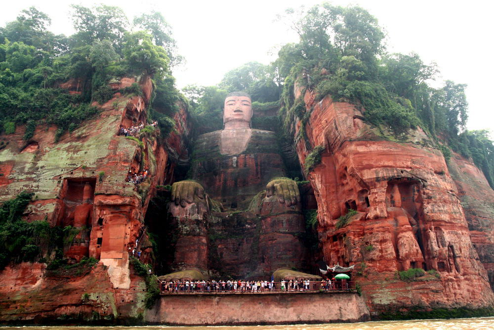 Статуя гигантской статуи Будды или Ботхисаттвы в Лэшань