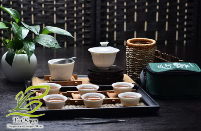 Целый Походный набор для чаепития в китайском стиле помещается в одну зелёную сумочку
