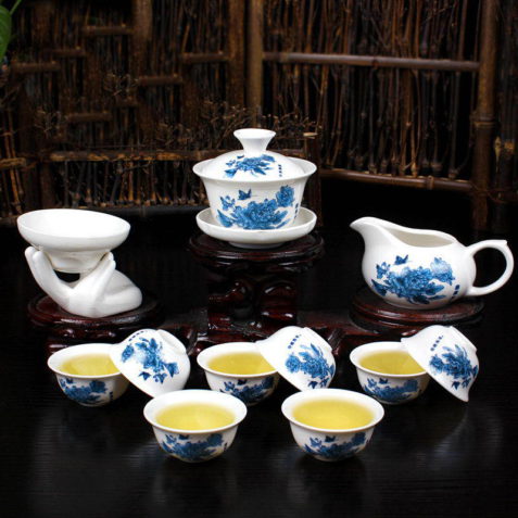 Белый чайный сервиз «Синяя Хризантема»