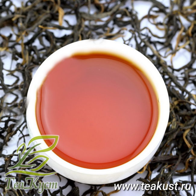 Пиала с заваренным красным чаем Дянь Хун